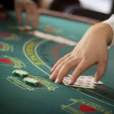 Katalog permainan icebet iOS Web menampilkan slot, permainan dealer langsung, dan opsi sportsbook